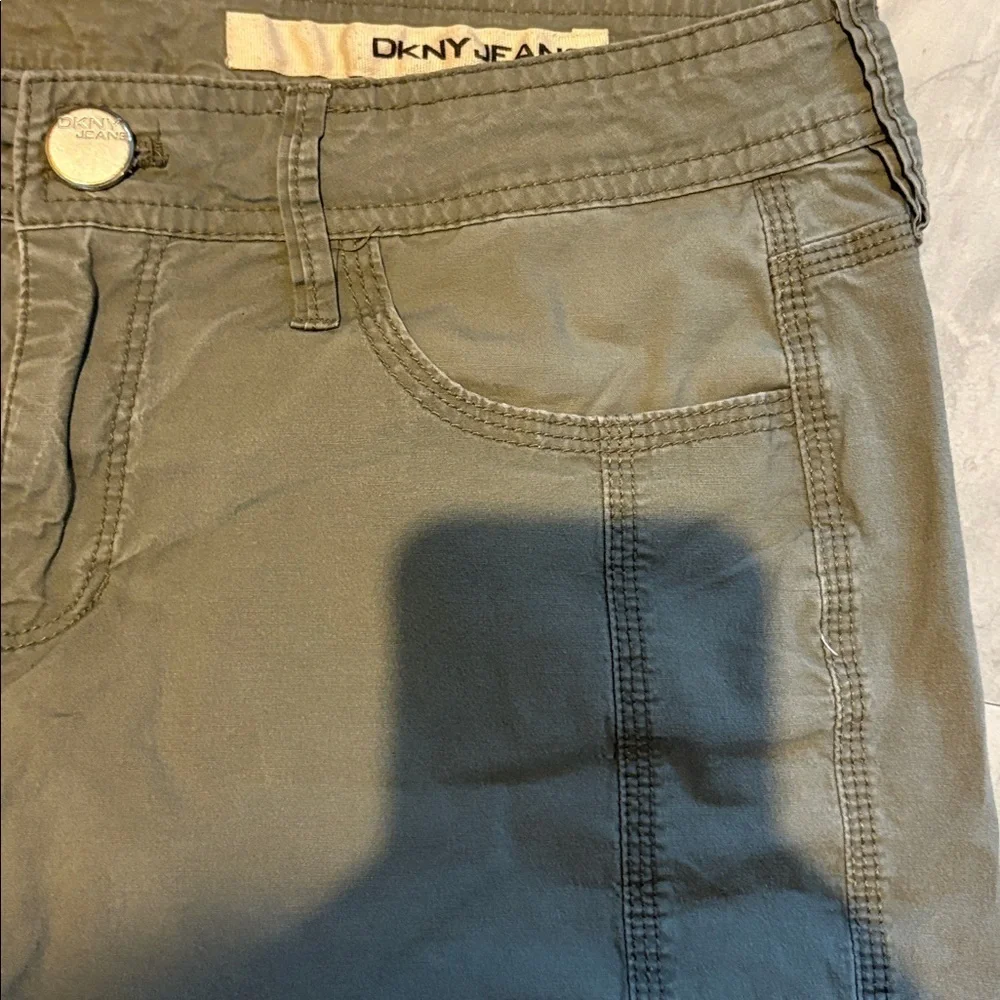 DKNY jeans Shorts hiking shorts Stretch 7.5” inseam mid rise army green NWOT
